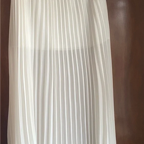 Elegant White Pleated Skirt